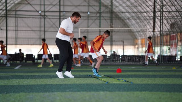 DBU klæder nye børnetrænere på med kursus i fodboldens byggeklodser