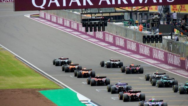 Hamilton mistede føringen: Antonelli vandt sprintløb i Silverstone