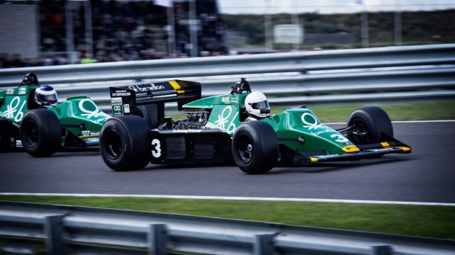 Antonelli vinder sit første sprintløb og slår Hamilton på hjemmebane