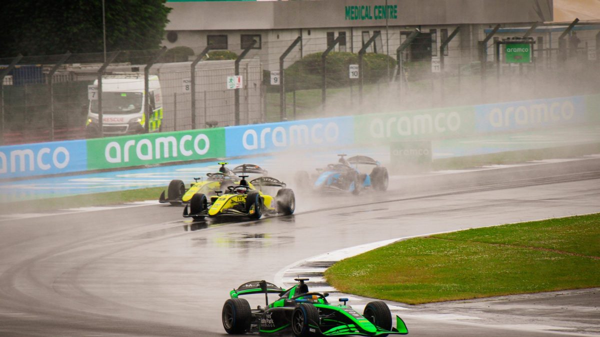 Leclerc vinder kaotisk British Grand Prix efter Antonelli-uheld