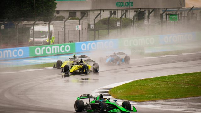 Leclerc vinder kaotisk British Grand Prix efter Antonelli-uheld