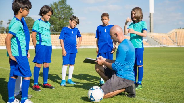 DBU klæder nye børnetrænere på med kursus i “fodboldens byggeklodser”